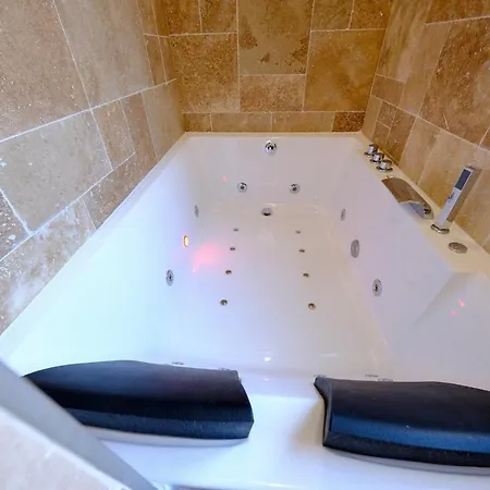 - Bienvenue Chez Perlane Et Yoann - Balnéo Appartement